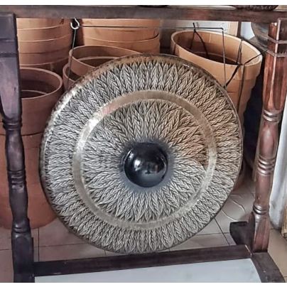 Large Gong in Brown Antique Stand - 80cm - Black - pattern
